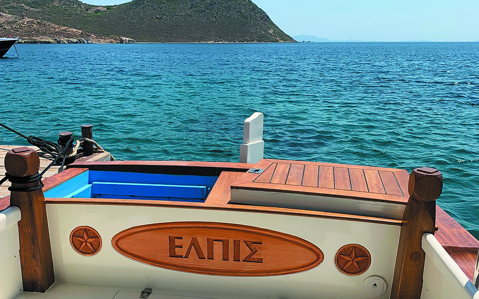 eνα-πράσινο-ξύλινο-καΐκι-ταξιδεύει-α-561486532