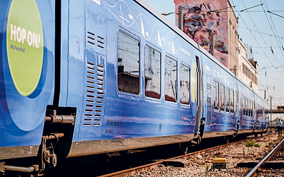 ένα-τρένο-σταθμός-για-τη-σύνδεση-ευρωπ-561485974