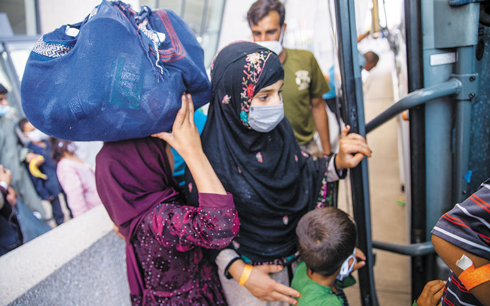 αμερικανική-βοήθεια-στους-αφγανούς-561490351