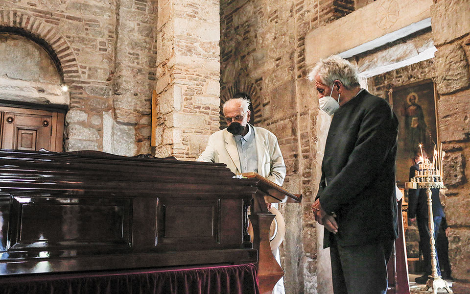 σιγοτραγουδώντας-στον-μίκη-561490225