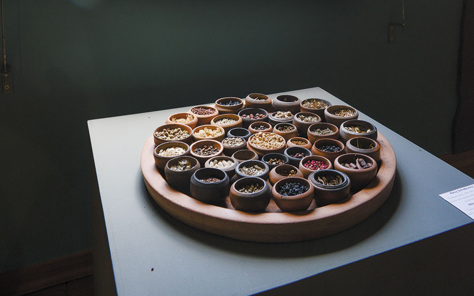 σύγχρονη-κεραμική-στη-σκιά-των-μετεώρ-561492169