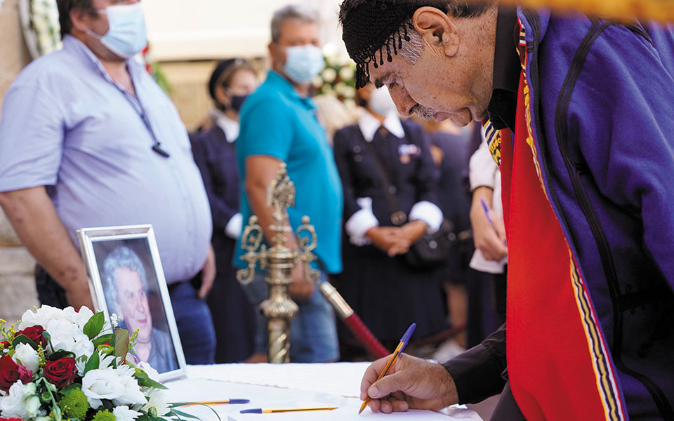 μίκης-θεοδωράκης-κλαίνε-τα-δέντρα-κλα-561493453