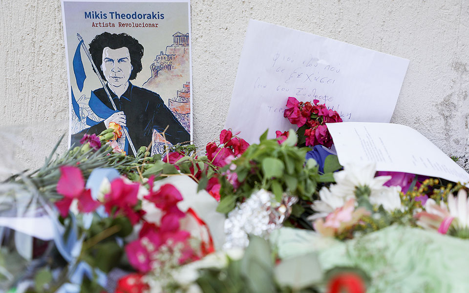 ο-δικός-μας-μίκης-κατάφερε-να-μας-ενώσ-561495712