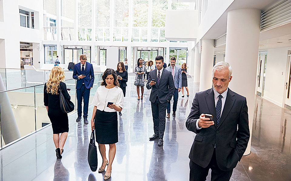 κινητή-τηλεφωνία-μειώνονται-οι-χρεώσ-561497701