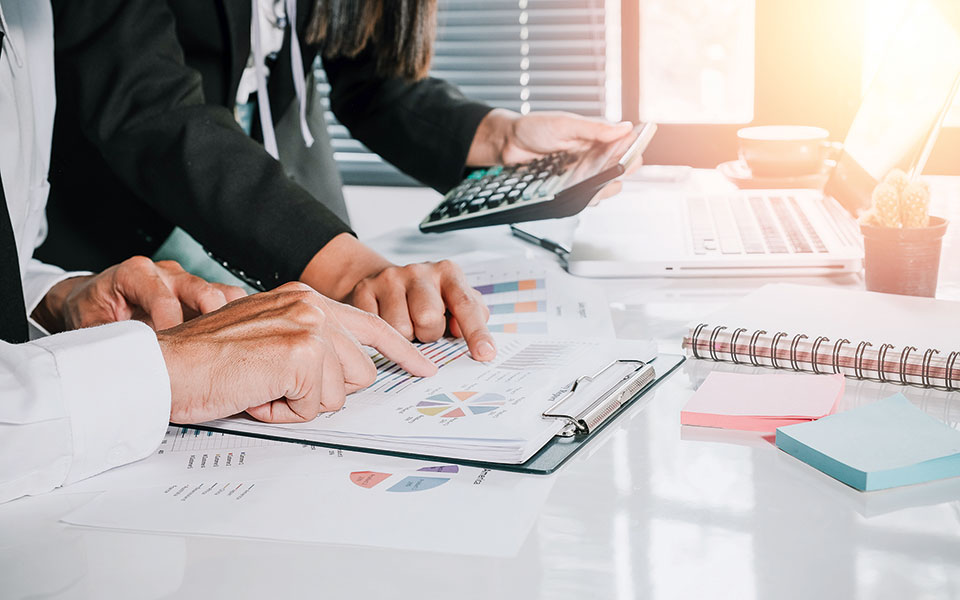 εύσημα-παγκόσμιας-τράπεζας-για-τη-δημ-561499108