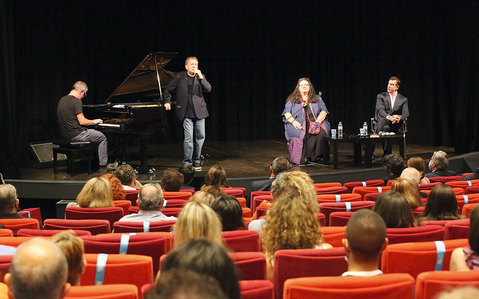 Ακούγοντας ξανά τα τραγούδια του Μίκη Θεοδωράκη, στο αμφιθέατρο της οδού Σίνα-2
