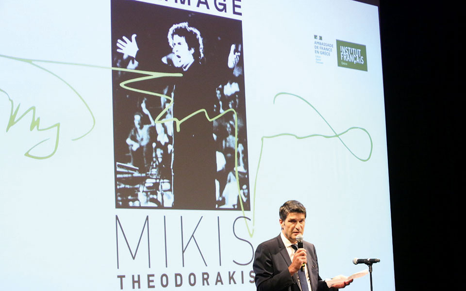 Ακούγοντας ξανά τα τραγούδια του Μίκη Θεοδωράκη, στο αμφιθέατρο της οδού Σίνα-1