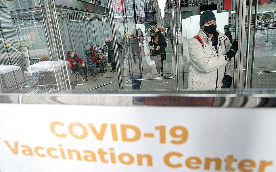 εμβολιασμός-διελκυστίνδα-για-την-τρί-561501742