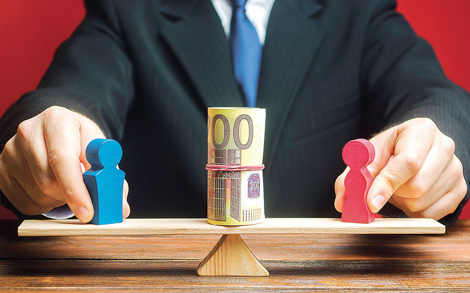 άνδρες-γυναίκες-το-χρηματοδοτικό-χ-561502177