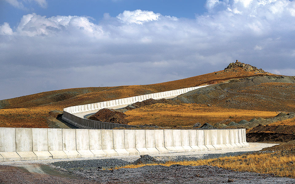 η-τουρκία-επεκτείνει-το-τείχος-με-το-ιρ-561502255