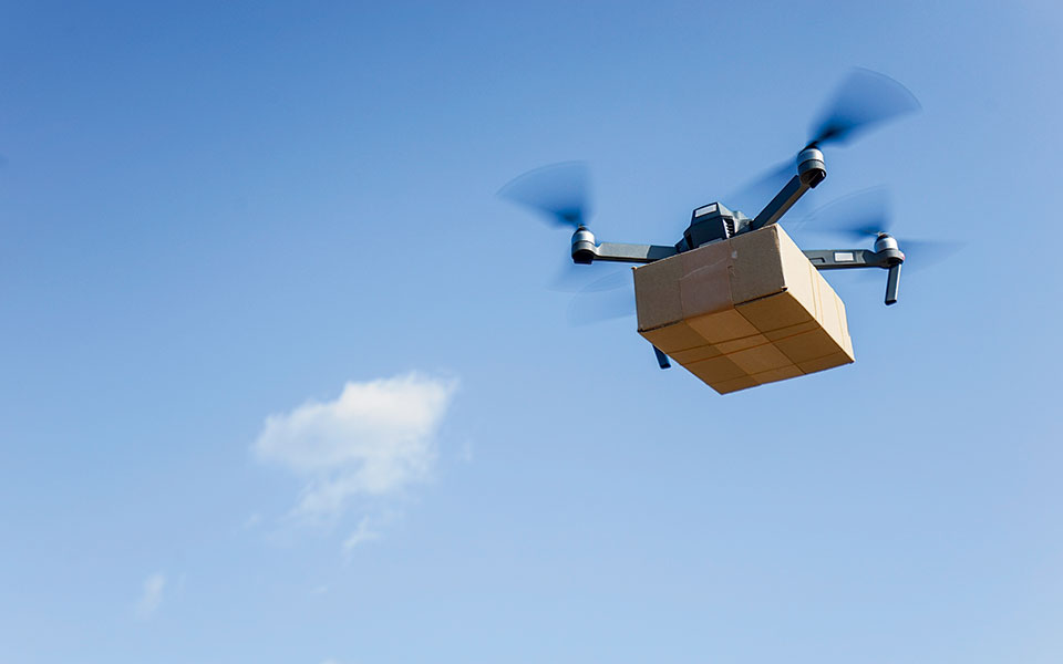 drones-φάρμακα-καφέδες-δέματα-από-αέρος-561506716