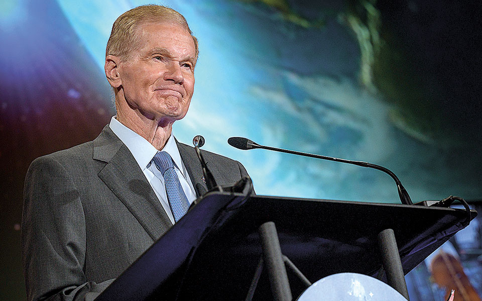 στον-νότιο-πόλο-της-σελήνης-εστιάζει-η-n-561507907