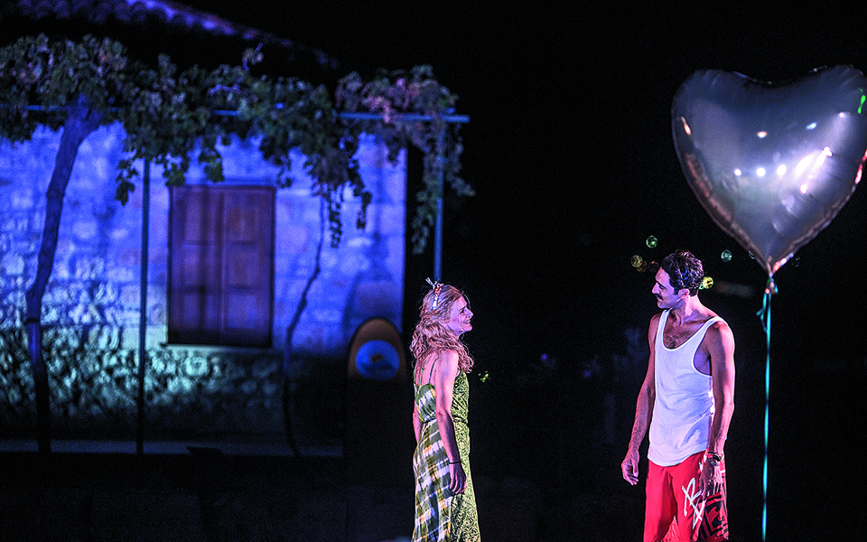 μια-γυναίκα-αντιμέτωπη-με-τη-φωτιά-της-561514390