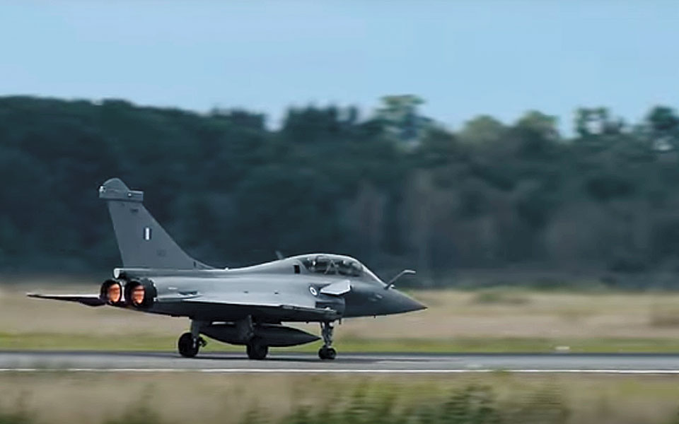 τα-πρώτα-ραφάλ-με-ελληνικά-χρώματα-561507571