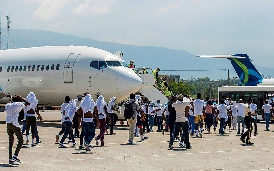 σκληρή-κριτική-στον-μπάιντεν-για-το-με-561509437
