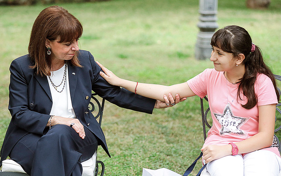 Αρεζού Καμπουλί, η χαρισματική προσφυγοπούλα συνάντησε την ΠτΔ-1