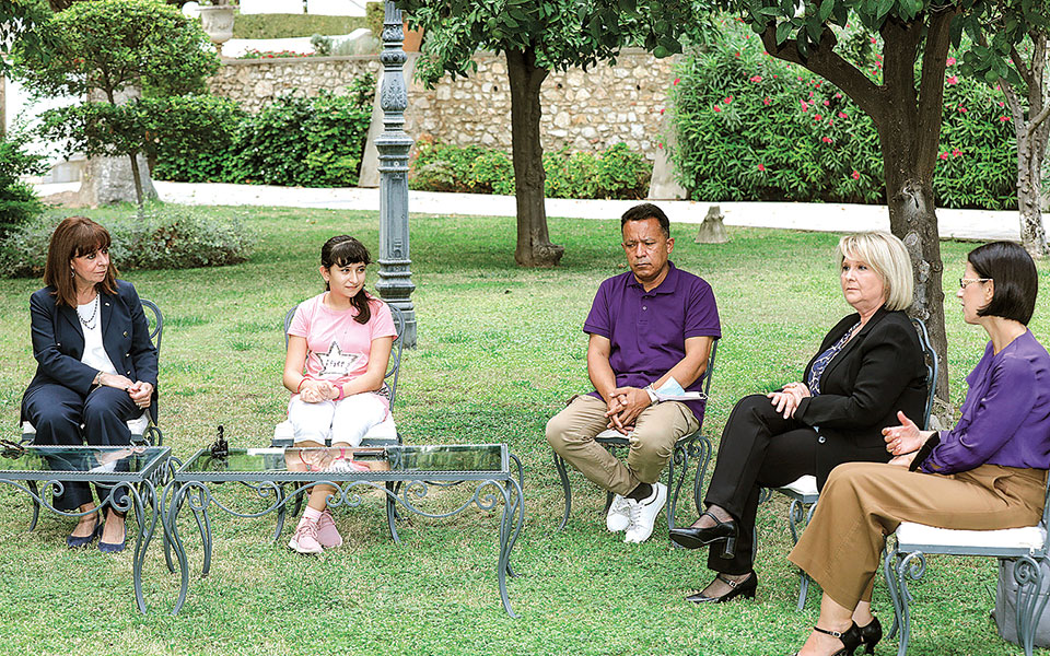 Αρεζού Καμπουλί, η χαρισματική προσφυγοπούλα συνάντησε την ΠτΔ-2