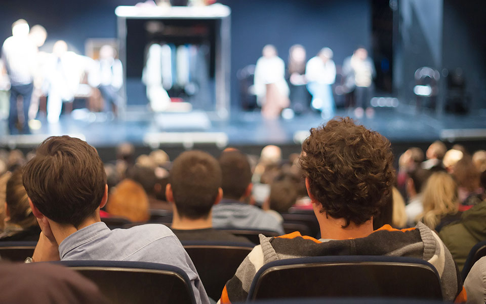 θέατρο-στη-σκηνή-του-αιγαίου-561517564