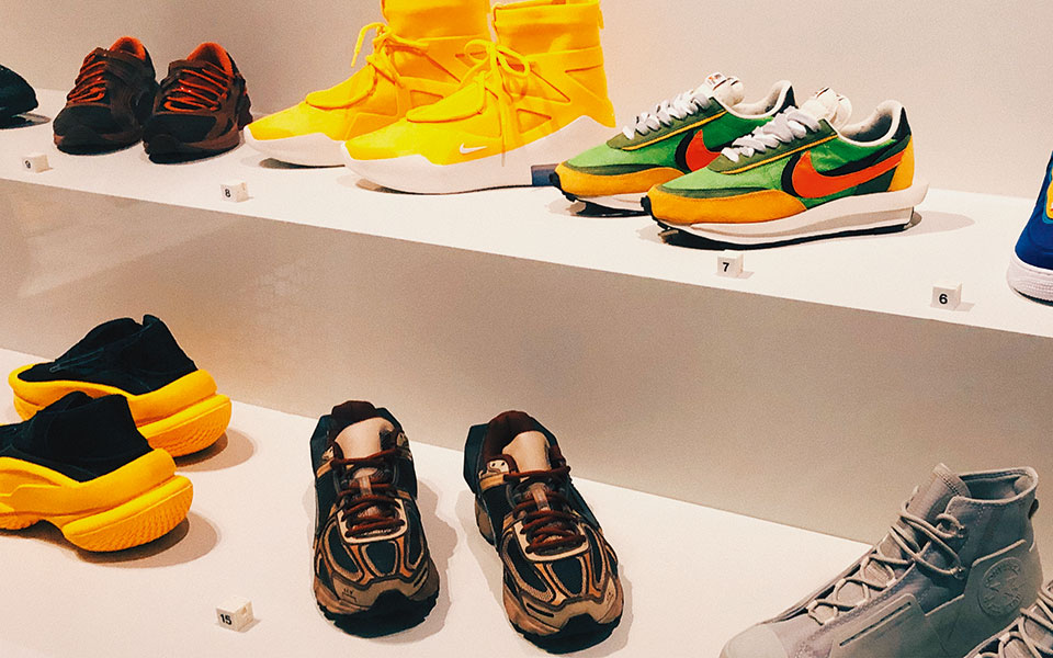 τα-πάνινα-παπούτσια-μπαίνουν-στο-μουσ-561518953