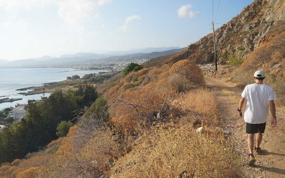 περιπατητές-τα-μονοπάτια-δίνουν-ζωή-σ-561484807