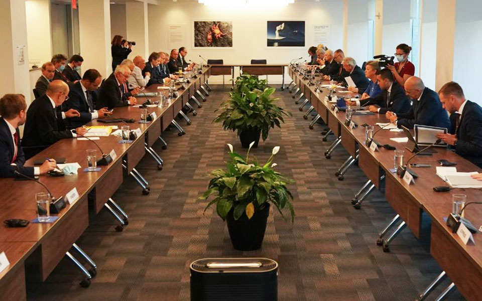 σκηνικό-έντασης-από-άγκυρα-στο-τραπέ-561507721