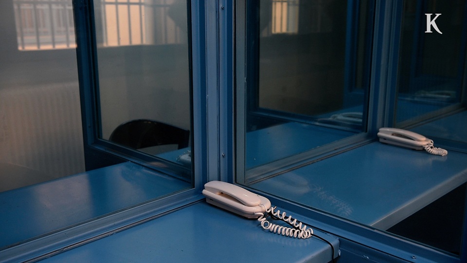 παράθυρο-στην-ελευθερία-κρατούμενο-561496501