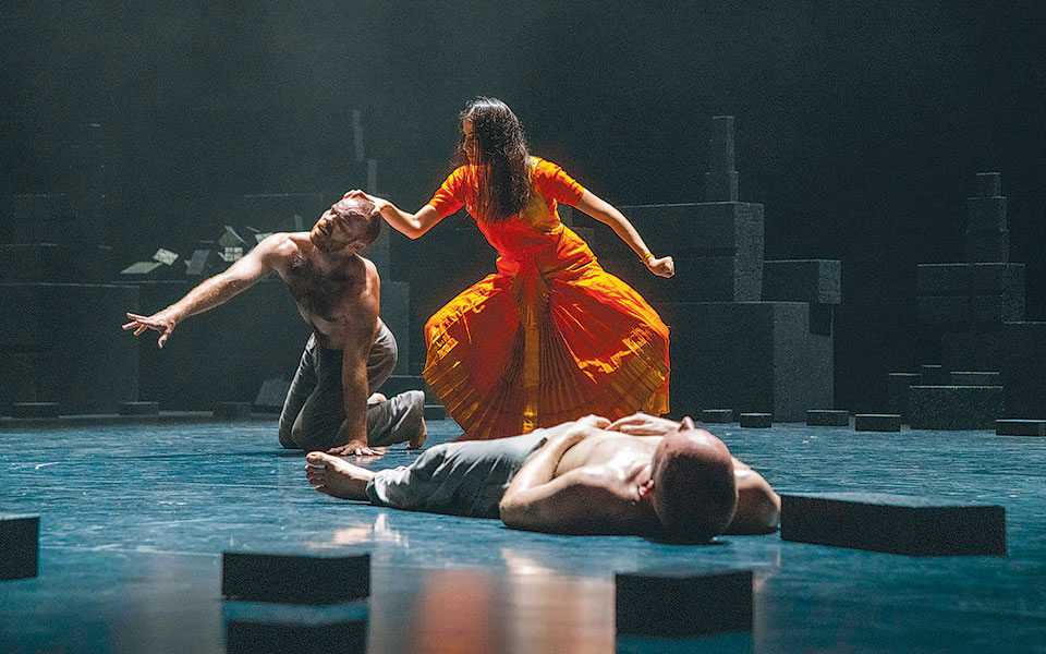 χορεύοντας-το-τέλος-του-κόσμου-στο-ηρώ-561504046