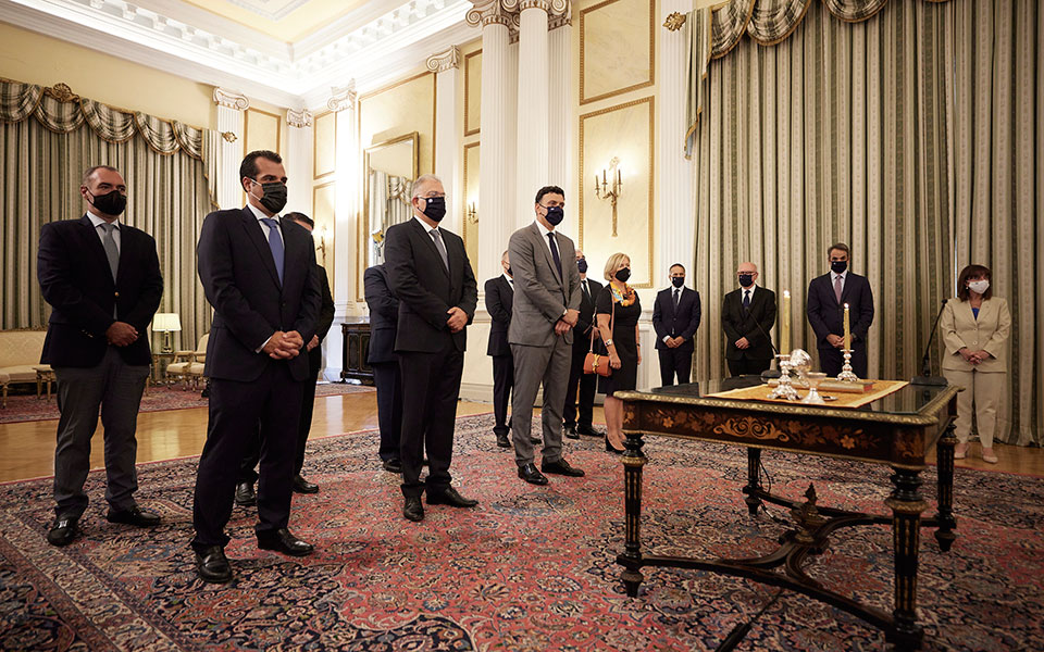 το-παζλ-του-ανασχηματισμού-με-αποχωρή-561481387