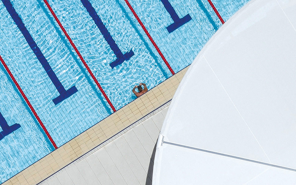 πισίνες-από-ψηλά-561483574