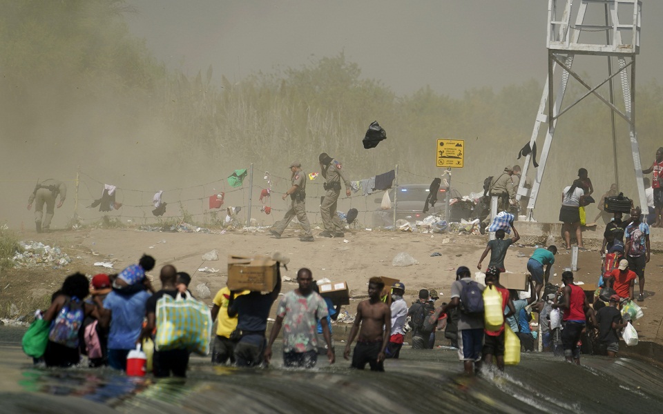 ΗΠΑ: Δραματικές εικόνες από την παραγκούπολη των μεταναστών στο Ντελ Ρίο-2