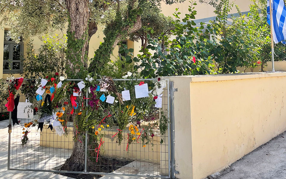 ο-γαλατάς-περιμένει-τον-μίκη-θεοδωράκ-561490369