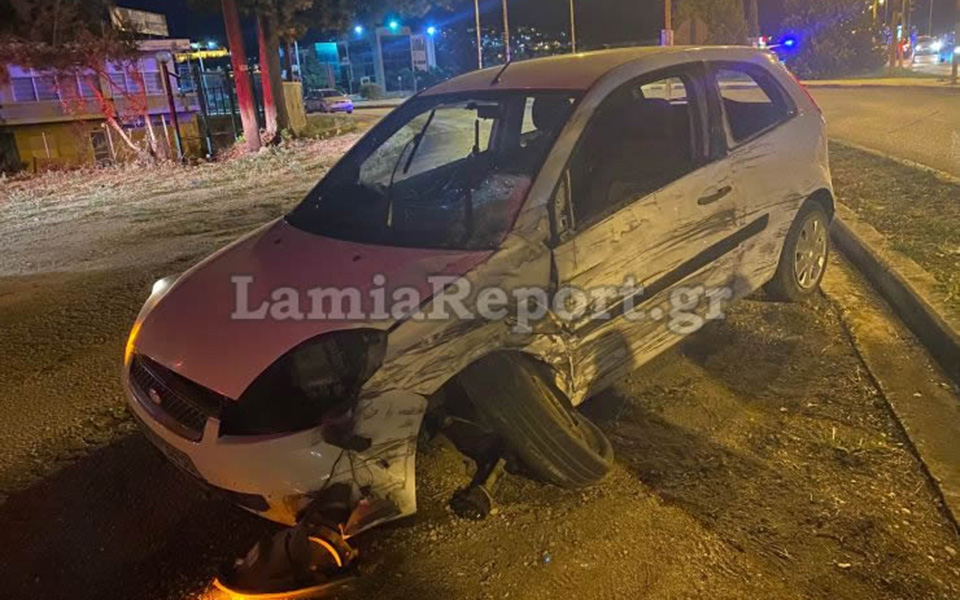 Λαμία: Σφοδρή σύγκρουση οχήματος με ασθενοφόρο-1