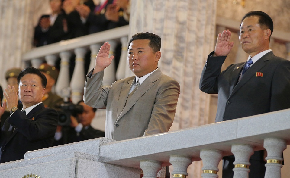 Βόρεια Κορέα: Νυχτερινή παρέλαση, με… βουβό τον Κιμ (εικόνες)-1