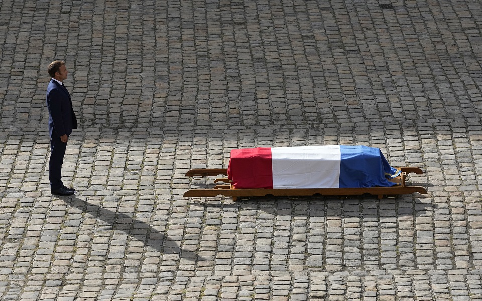 Γαλλία: Συγκίνηση και τιμές στην κηδεία του Ζαν-Πολ Μπελμοντό (βίντεο)-1