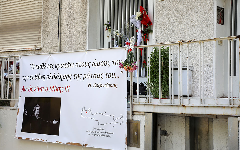 προτομή-και-οδός-με-τον-όνομα-του-μίκη-θ-561487468