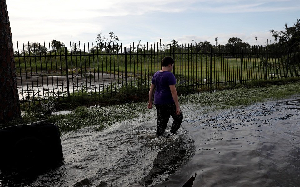 Χάος στη Νέα Ορλεάνη: Τυφώνας, πλημμύρες, μπλακ άουτ, λεηλασίες και απαγόρευση κυκλοφορίας (εικόνες)-1