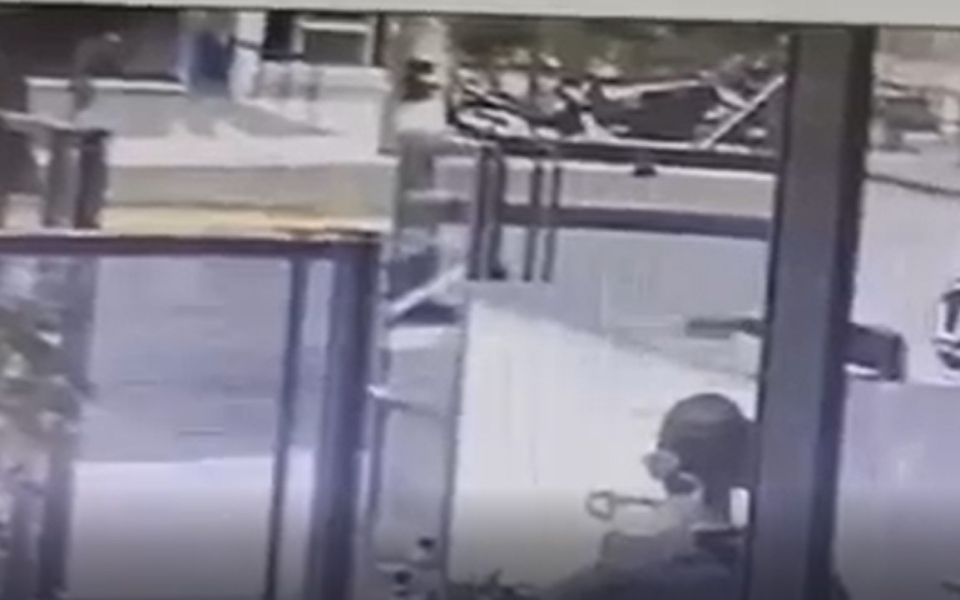 τρεις-συλλήψεις-για-την-επίθεση-σε-σύν-561510130
