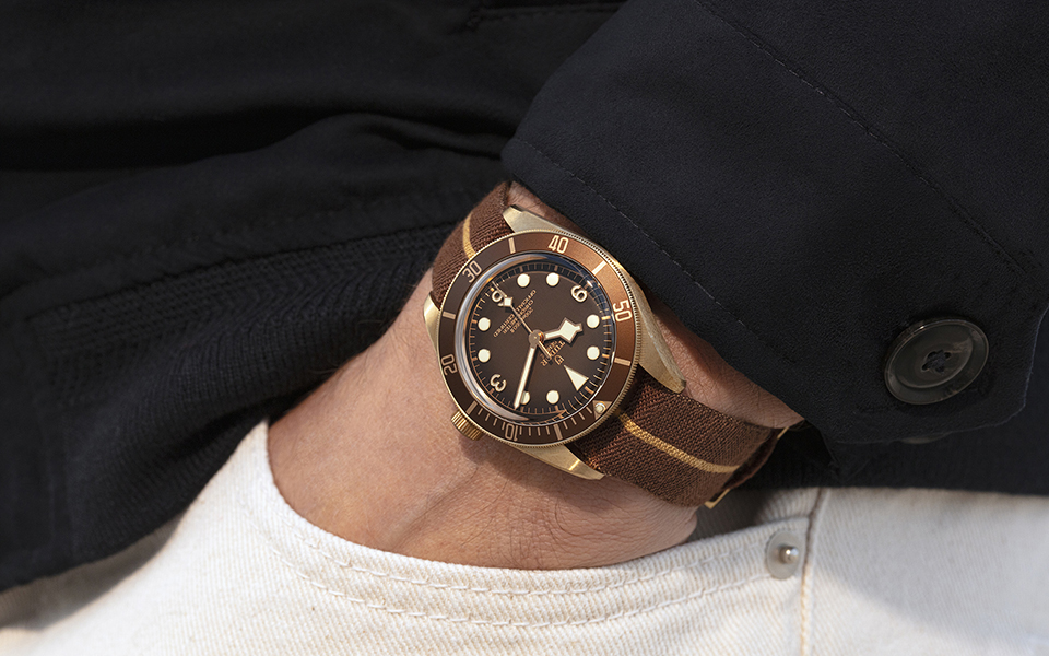 h-tudor-παρουσιάζει-ένα-ρολόι-που-αλλάζει-εμ-561483157