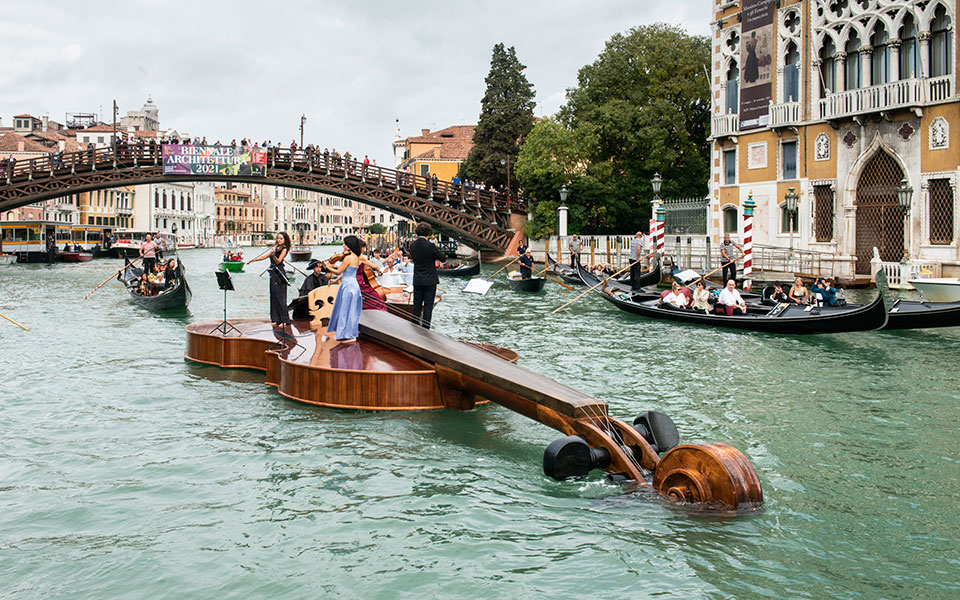 το-πλωτό-βιολί-της-βενετίας-561506533
