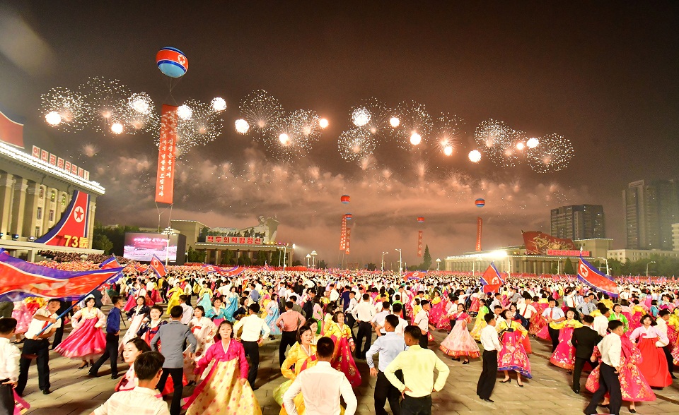 Βόρεια Κορέα: Νυχτερινή παρέλαση, με… βουβό τον Κιμ (εικόνες)-4