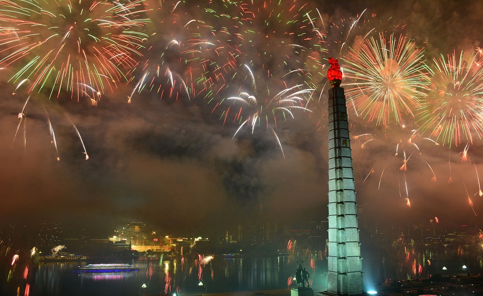 Βόρεια Κορέα: Νυχτερινή παρέλαση, με… βουβό τον Κιμ (εικόνες)-2