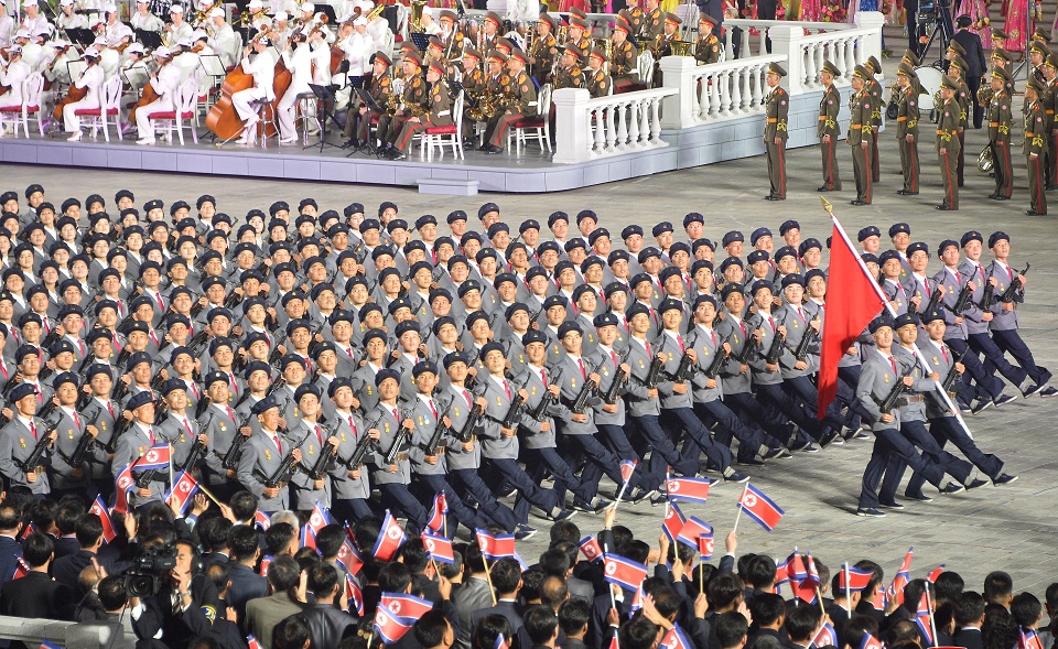 Βόρεια Κορέα: Νυχτερινή παρέλαση, με… βουβό τον Κιμ (εικόνες)-5