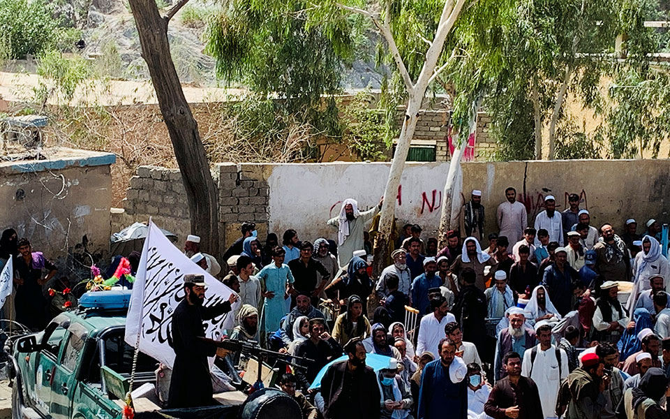 τα-εμιράτα-έστειλαν-αεροπλάνο-με-ανθρ-561485242