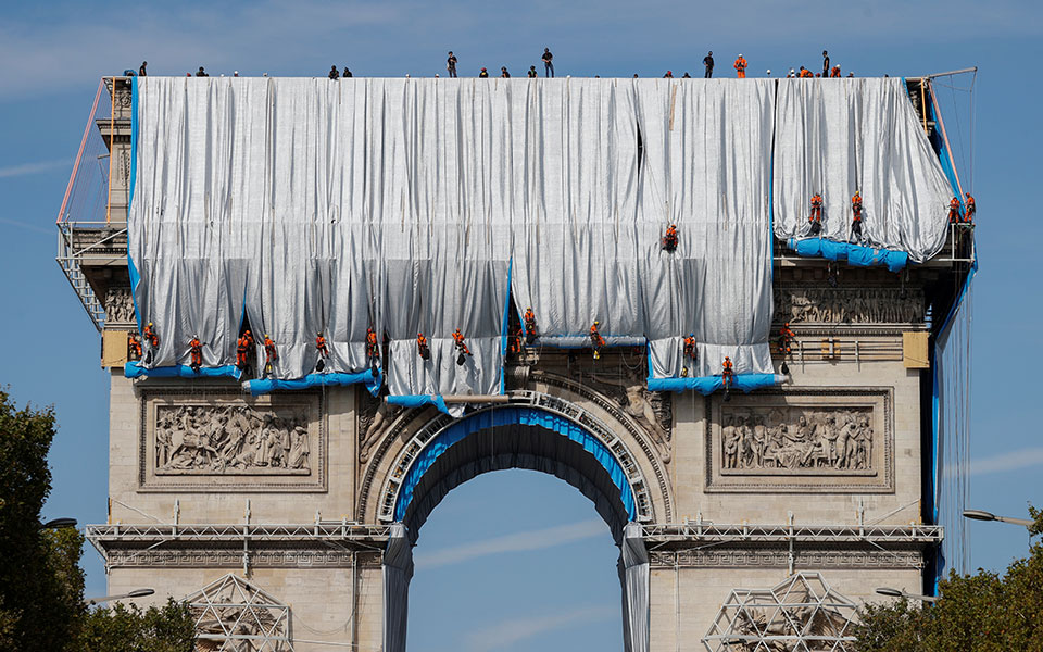 Παρίσι: Η Αψίδα του Θριάμβου καλυμμένη με χιλιάδες μέτρα υφάσματος (φωτογραφίες & βίντεο)-1