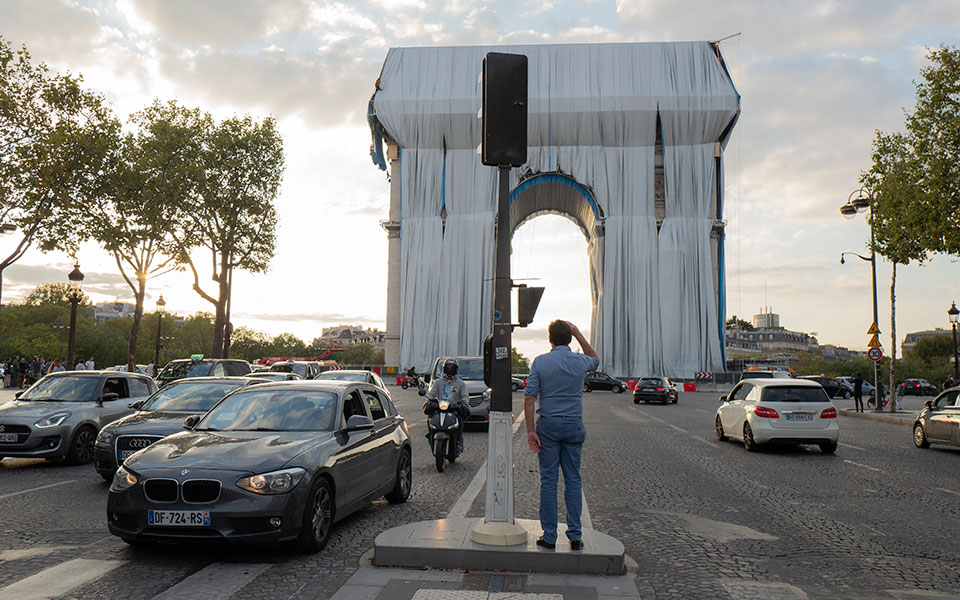 Παρίσι: Η Αψίδα του Θριάμβου καλυμμένη με χιλιάδες μέτρα υφάσματος (φωτογραφίες & βίντεο)-2