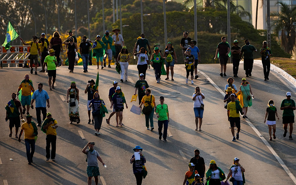 Βραζιλία: Έσπασαν την περίμετρο ασφαλείας οι οπαδοί του Μπολσονάρο – Φόβοι για «νέο Καπιτώλιο» στη Μπραζίλια-3