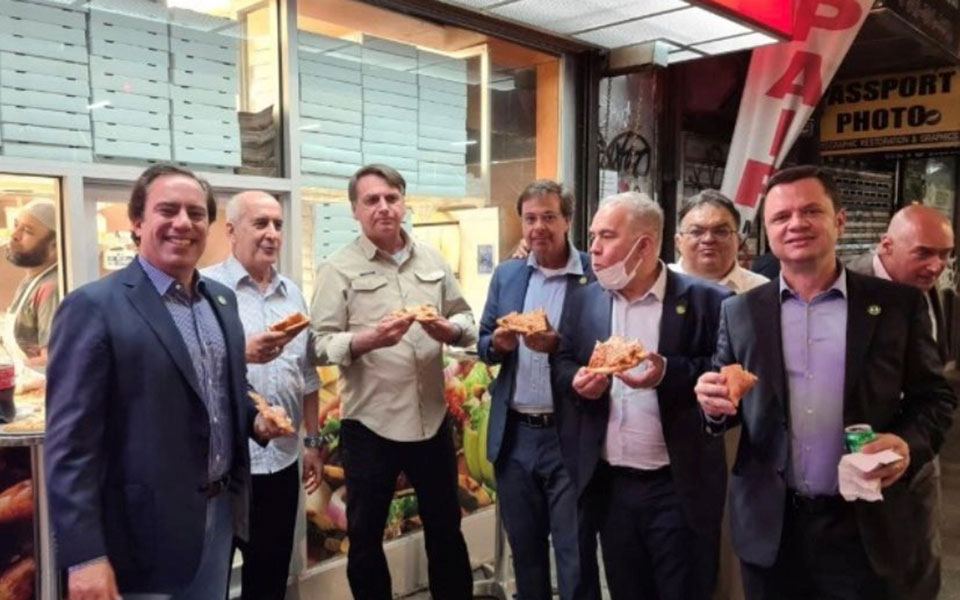 νέα-υόρκη-πίτσα-στο-πεζοδρόμιο-για-τον-561506071