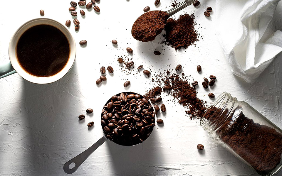 scrub-προσώπου-με-καφέ-τι-προσφέρει-στην-επ-561497941