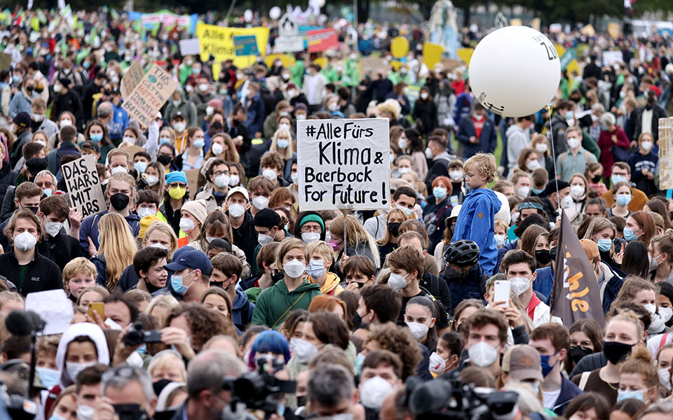 οι-νέοι-στους-δρόμους-απαιτώντας-δράσ-561511570