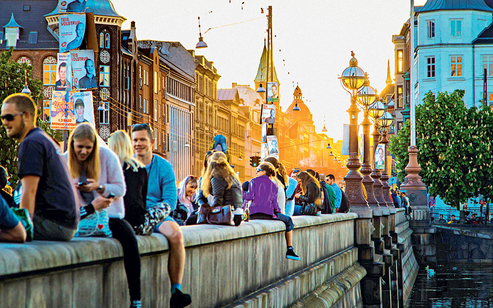 Κορωνοϊός: Νέο μοντέλο «συμβίωσης» με τον ιό – Το παράδειγμα 5 χωρών-1